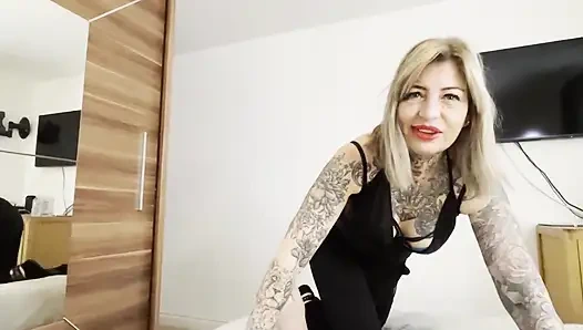 Schmutzige emma lutscht schwanz und schluckt sperma