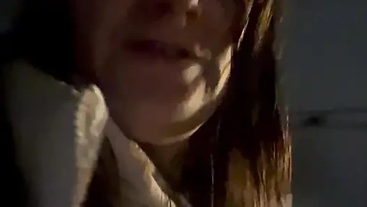 Помощник по уходу кончает в общественном туалете во время перерыва