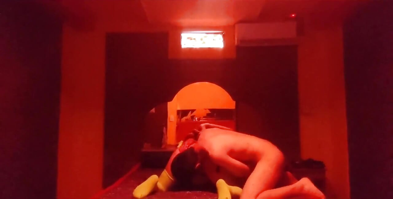 Me chupo el culo y el coño en un motel