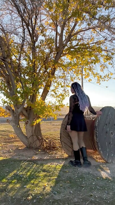 Sexy goth-mädchen nimmt heiße pinkeln