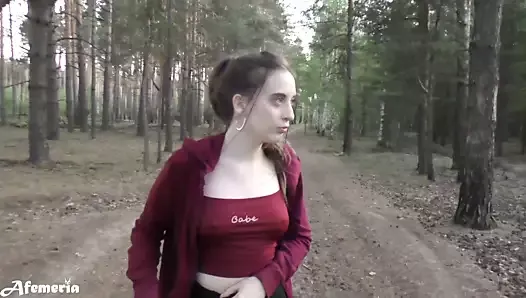 Doggystyle pieprzył dziewczynę spacerującą po lesie z nagimi cyckami