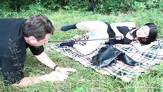 Sepatu dan sworship sworship di luar ruangan