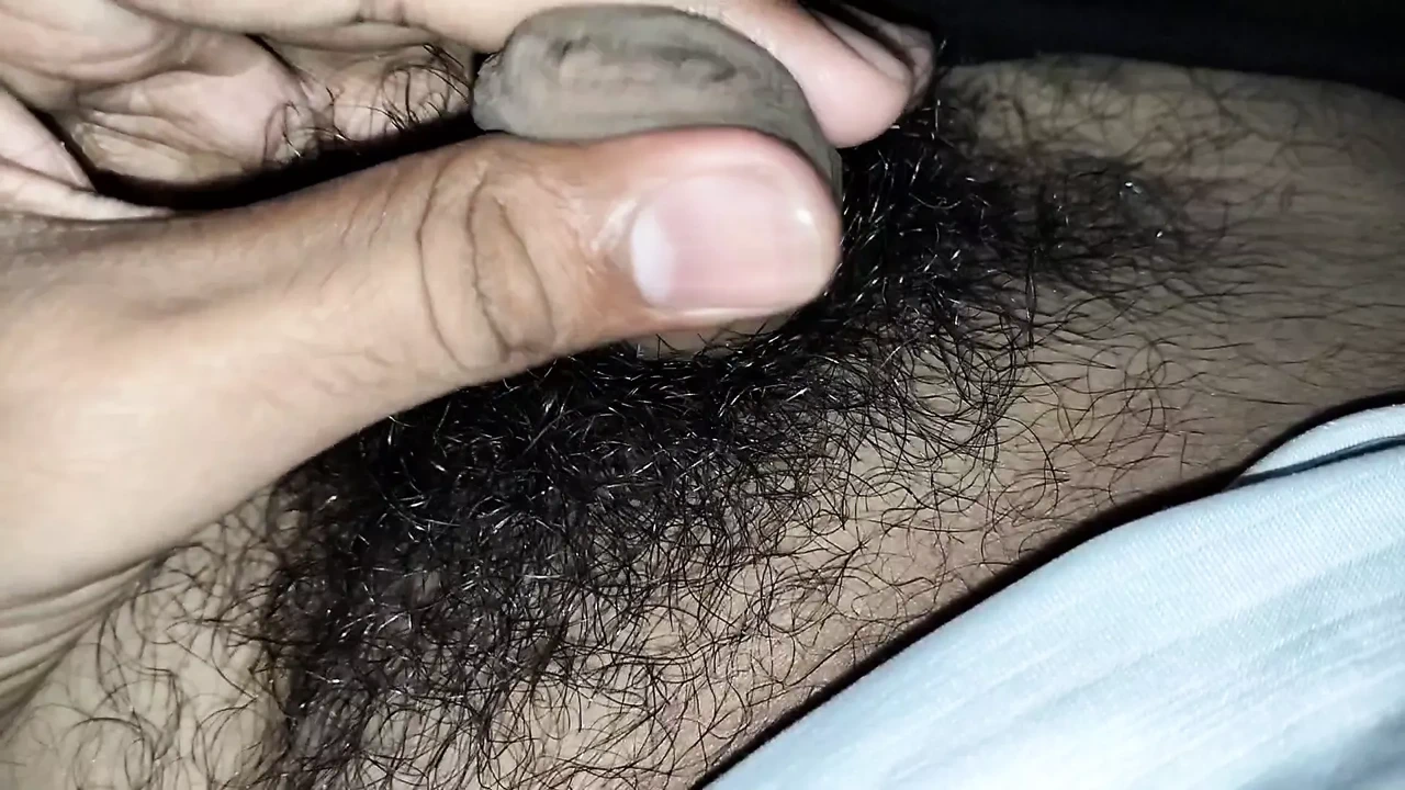 Aunty ko dekh kar muthi maari aunti bahut sexi thi use dekh kar to kisi ka bhi man lalcha jaye aur muthi maar bhete aunt