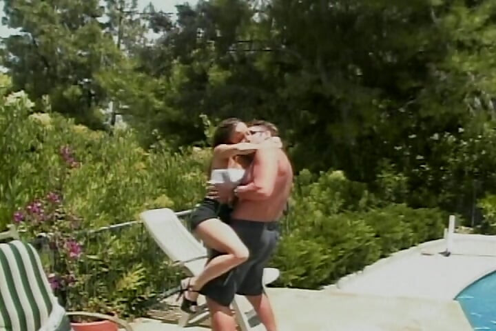 きれいに日焼けした美女がプールで中出しされる