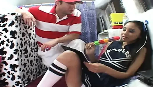 Versaute schätzchen, szene-4_busty latina-teen genießt eine gesichtsbesamung auf dem eiswagen