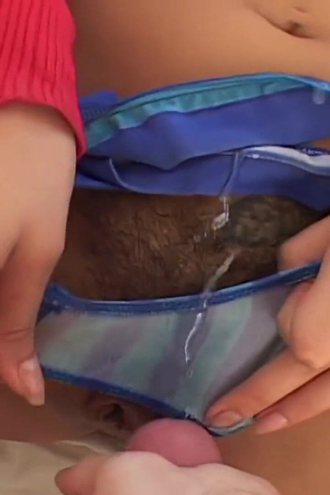 Une fille tatouée chevauche une énorme bite jusqu'à une éjaculation à la bouche