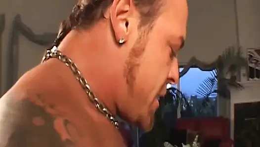 Соблазнительные крошки-брюнетки соблазняют и делят счастливого мужика