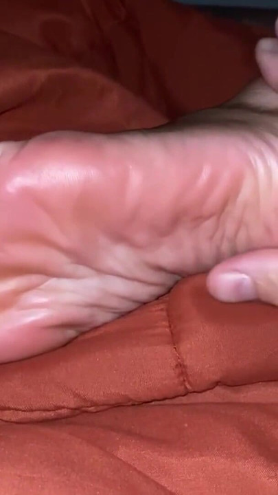 Efeminat vitreg linge și venerează picioarele adormite sexy ale mătușii vitrege - joc de roluri | Clip 1