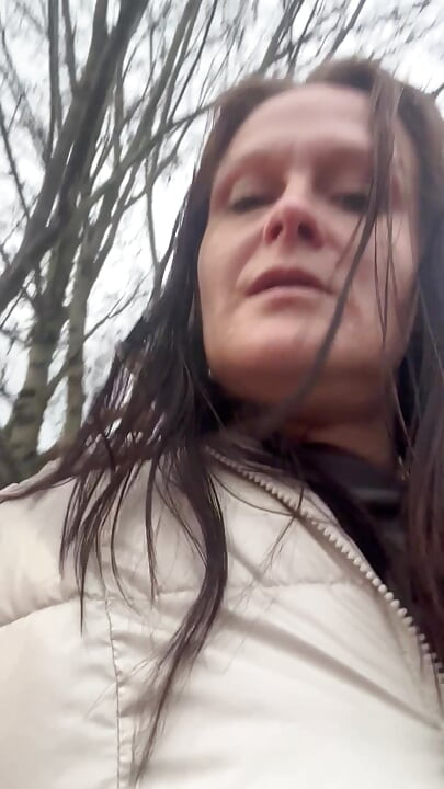 罪惡的秘密 - 休息時的護理助理在公園洗手間自慰