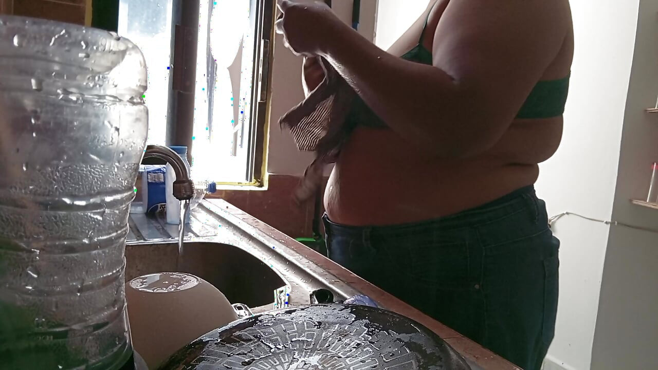Soacra face curățenie în bucătărie în sutien