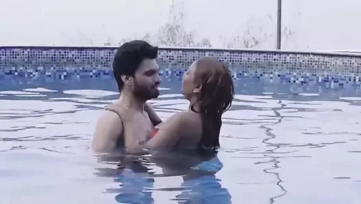 Esposa Shilpa follando con su esposo y su amigo en la piscina