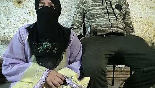 Istri selingkuh melakukan seks nakal dengan tentara di ruang bawah tanahnya