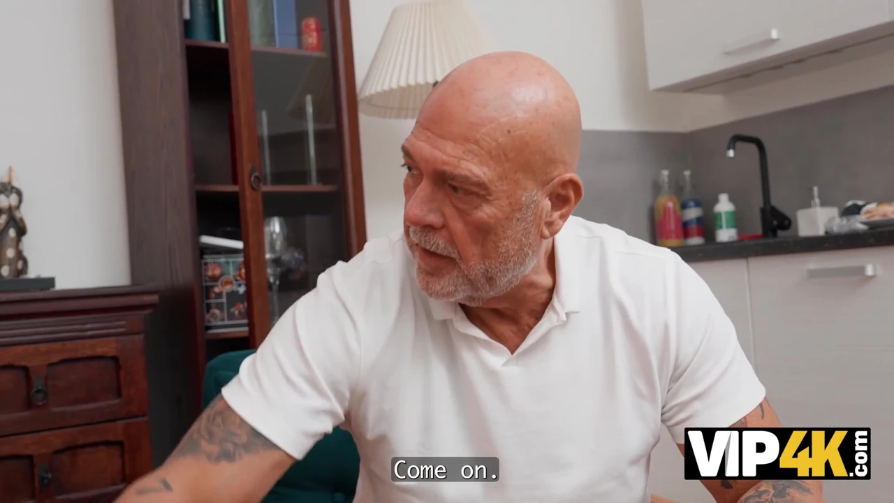 VIP4K. Bu latinin sulu amcığı akşam yemeği için hazır