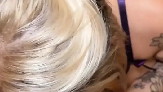 Красивая шлюшка-жена с большими пирсинговыми сиськами трахается с незнакомцем в отеле и принимает камшот на ее лицо