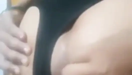 Uslu üvey kız kardeşinin anal tıkaçla oynadığı seks videosu
