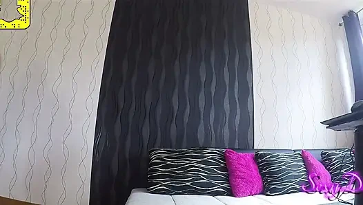 Белая девушка с большой шикарной Sexydea показывает попку вживую