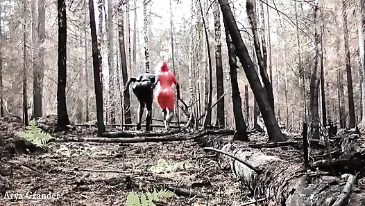 Унижение каучуковой в латексе на улице