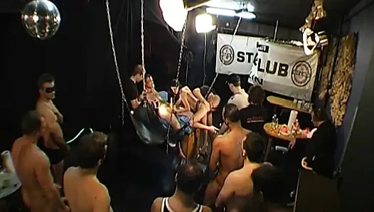 GGG - Живая гэнгбэнг-вечеринка - Adina принимает нескольких мужиков и получает грязный камшот на лицо