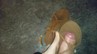 Сперма на сладких коричневых летних сандалиях