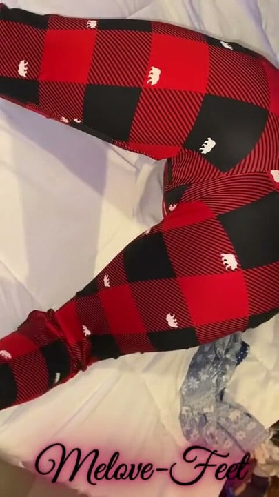 Melove Sexy Butt In Tight Red & Black Pants | 클립 1