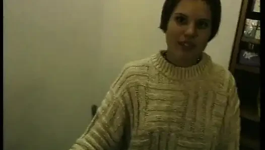 Güzel sarışın yarak emiyor ve sikiliyor