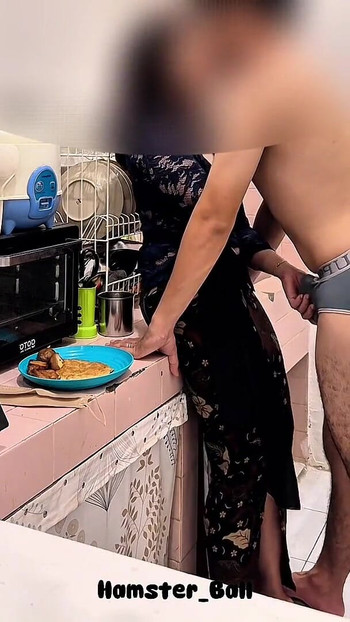 来自“差点被抓，在厨房做饭时出轨的女仆”的惊人时刻