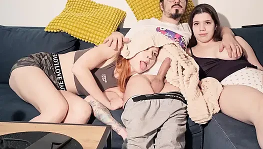 Üvey kız kardeşlerimden televizyon izlerken sırlıyorum