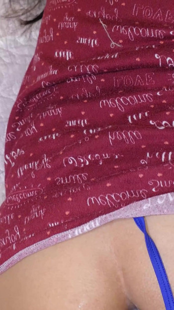 Nezaobilazan trenutak iz "DUBOKA GUZA GUTA OGROMAN DUGI DEBELI CRNI DILDO, ONA DOŽIVLJAVA ANALNI ORGAZAM"