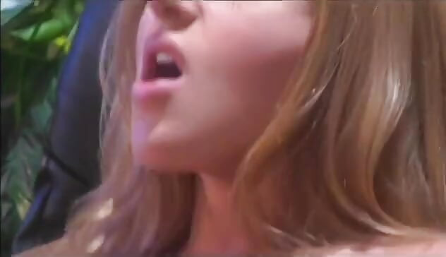 Sexy meisje neukt haar dildo voordat ze een man neukt