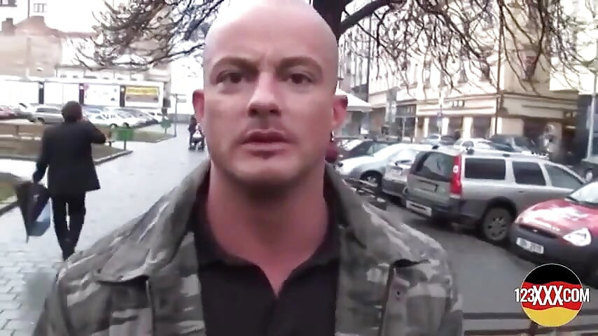 Fit rubia miel con coño peludo da la bienvenida a un chico cachondo