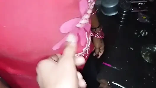 Yenge ke yarak emiyor ke apni göğüsler pe pani niki Hintçe ses