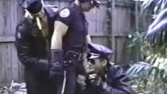 Policiais e sexo enlouquecido de couro