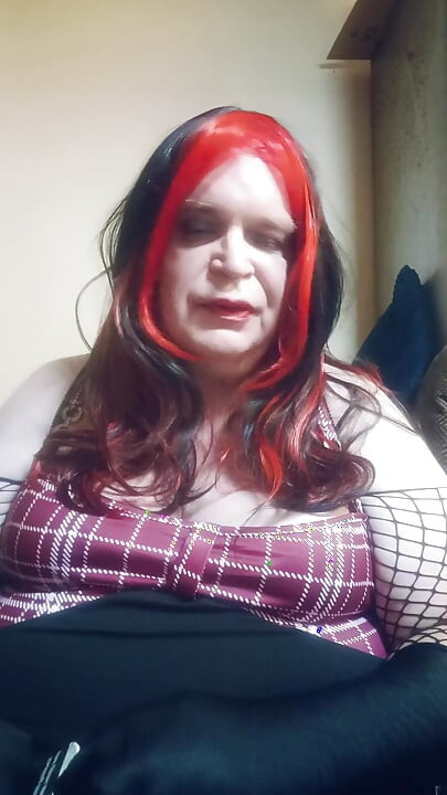 BBW TV talks dirty whilst smoking using a long stemmed cigarette holder