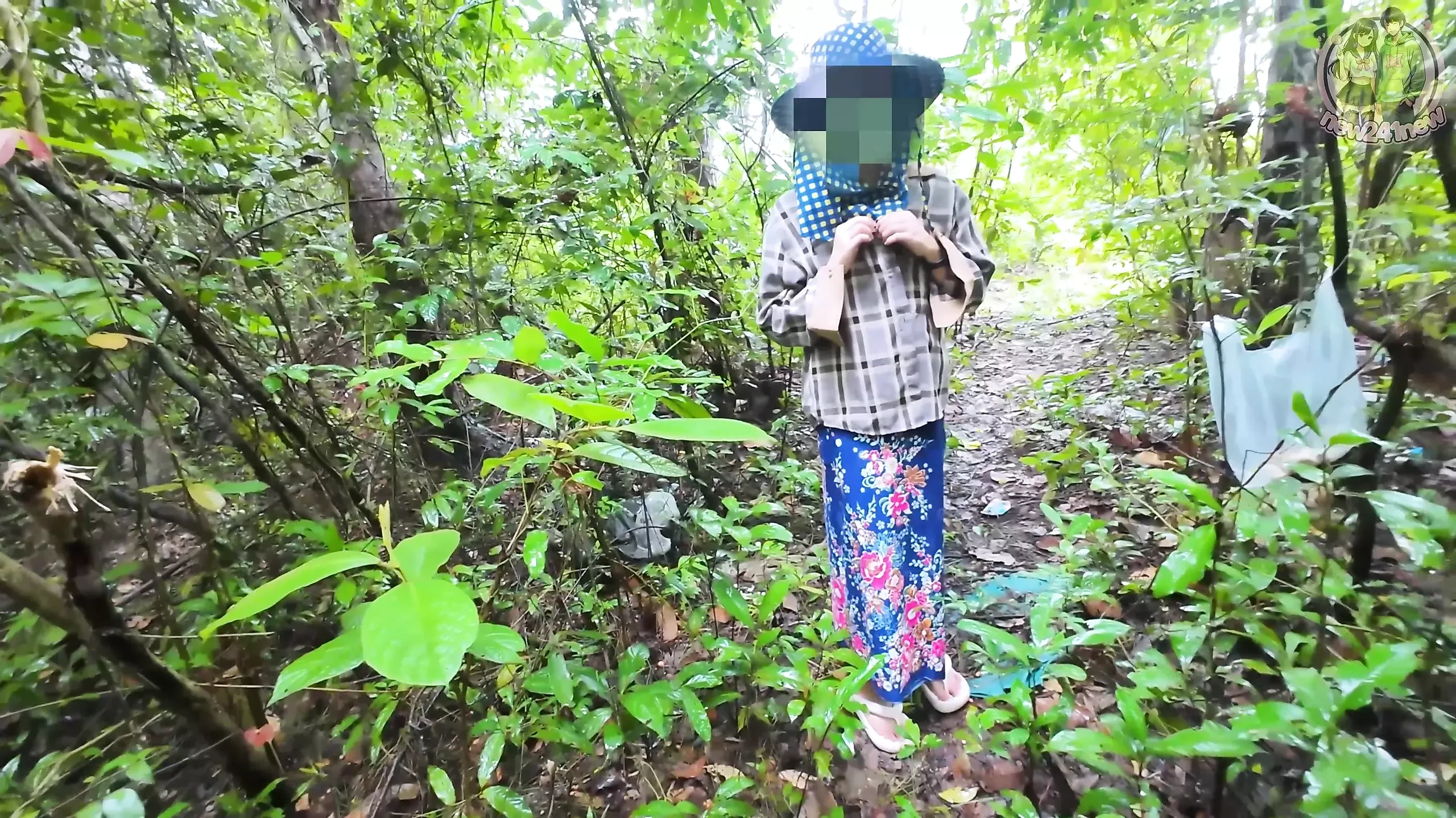Gadis-gadis Thai yang berjalan di hutan singgah antara satu sama lain. Sebelum memetik cendawan Audio Thai4K