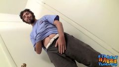 Il delinquente sexy e peloso Samuel Phatom si masturba per lo sperma