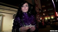 害羞的捷克女孩被说服在公共场合闪光和性爱