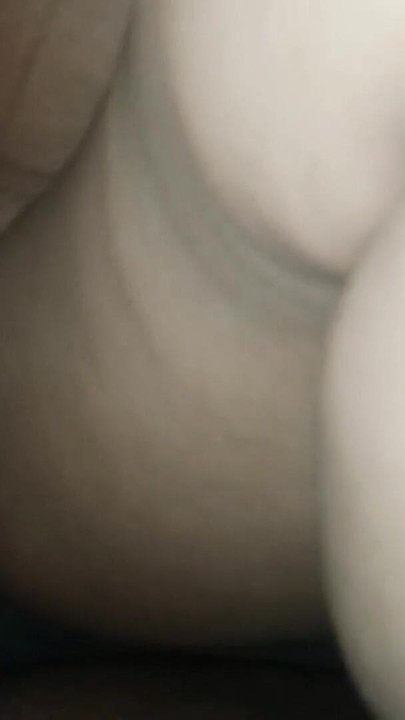 Momento intimo con la sorellastra è molto eccitata | Clip 1