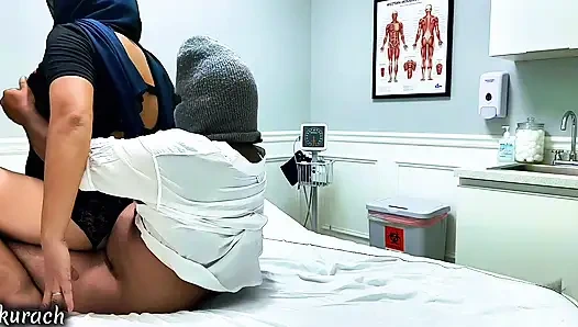 Suster hot mendatangi pasiennya dan ngentot dia habis-habisan