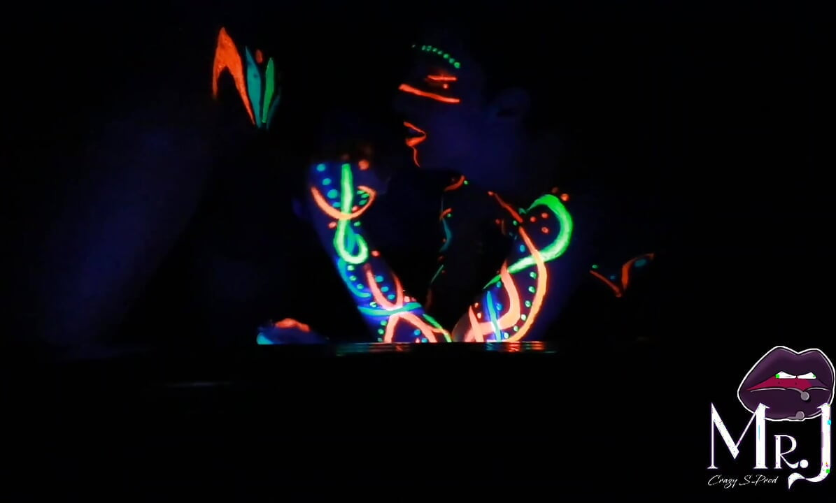 เซ็กซ์กับเพ้นท์สี UV กับนิกซ์และดโมน่า