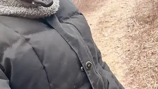 Cewek seksi ini lagi asik kencing di hutan!