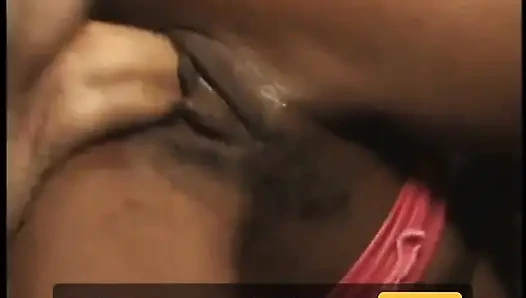 Oturma odasında ateşli ve buharda üçlü seks