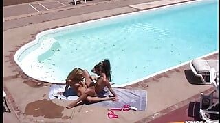 Две горячие девушки трахают свои пизды с двойным дилдо на улице у бассейна