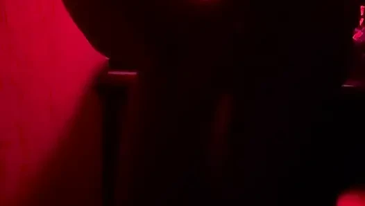 Seks romantis intens di kamar merah berujung crot di dalam setelah nyepong kontol