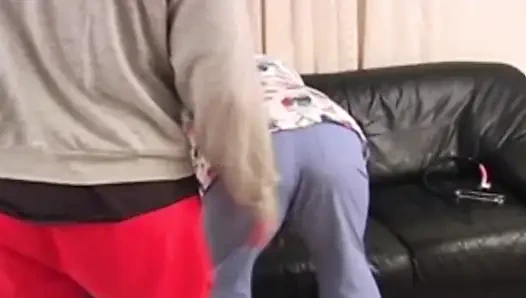 Kurviges schätzchen bekommt die kehle gestopft