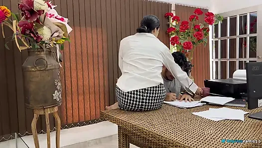 Meine sekretärin weiß, wie man ihr gehalt verdient, sie gibt ihren arsch gnadenlos!