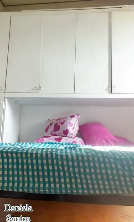 Shemale mostrando su polla poniéndose dura, parte 1