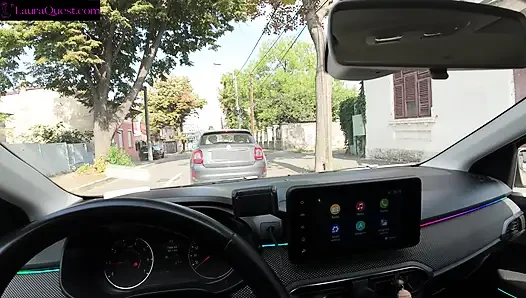 Она не может выплатить свои долги.... Поэтому она предлагает свое тело
