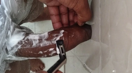 Büyük yarak tıraşı sırasında boşalma