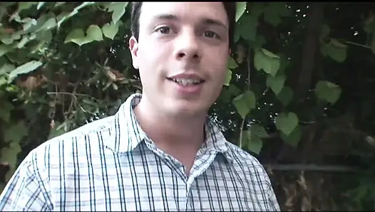 Молодой брюнетке жестко дрючил ее горячую киску