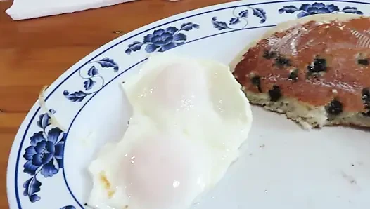 Мачеха и я ем